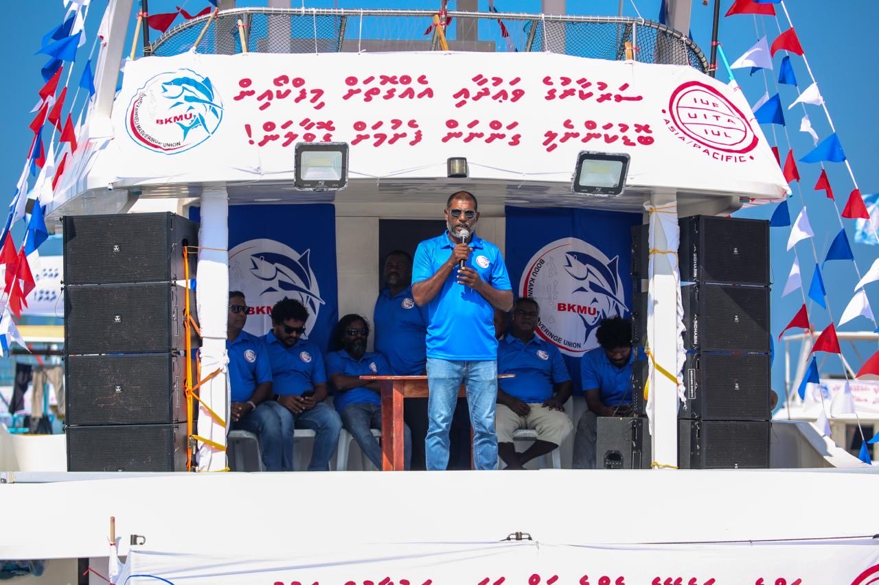 އިޙްތިޖާޖްގެ ދޯނިތަކުން ބިދޭސީން ހައްޔަރުކުރަނީ؛ އިމިގްރޭޝަނުން ބުނީ ހުއްދައިގެ ދާއިރާގެ ތެރޭގައި ތިބުމަށް