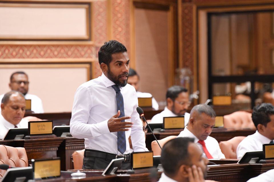 ވައުދުވަނީ މަޖުބޫރުކޮށްގެން ނޫން، އެބޭފުޅުން އަމިއްލައަށް ރައްޔިތުންގެ ގާތަށް ގޮސްގެން: އަމީން ފައިސަލް