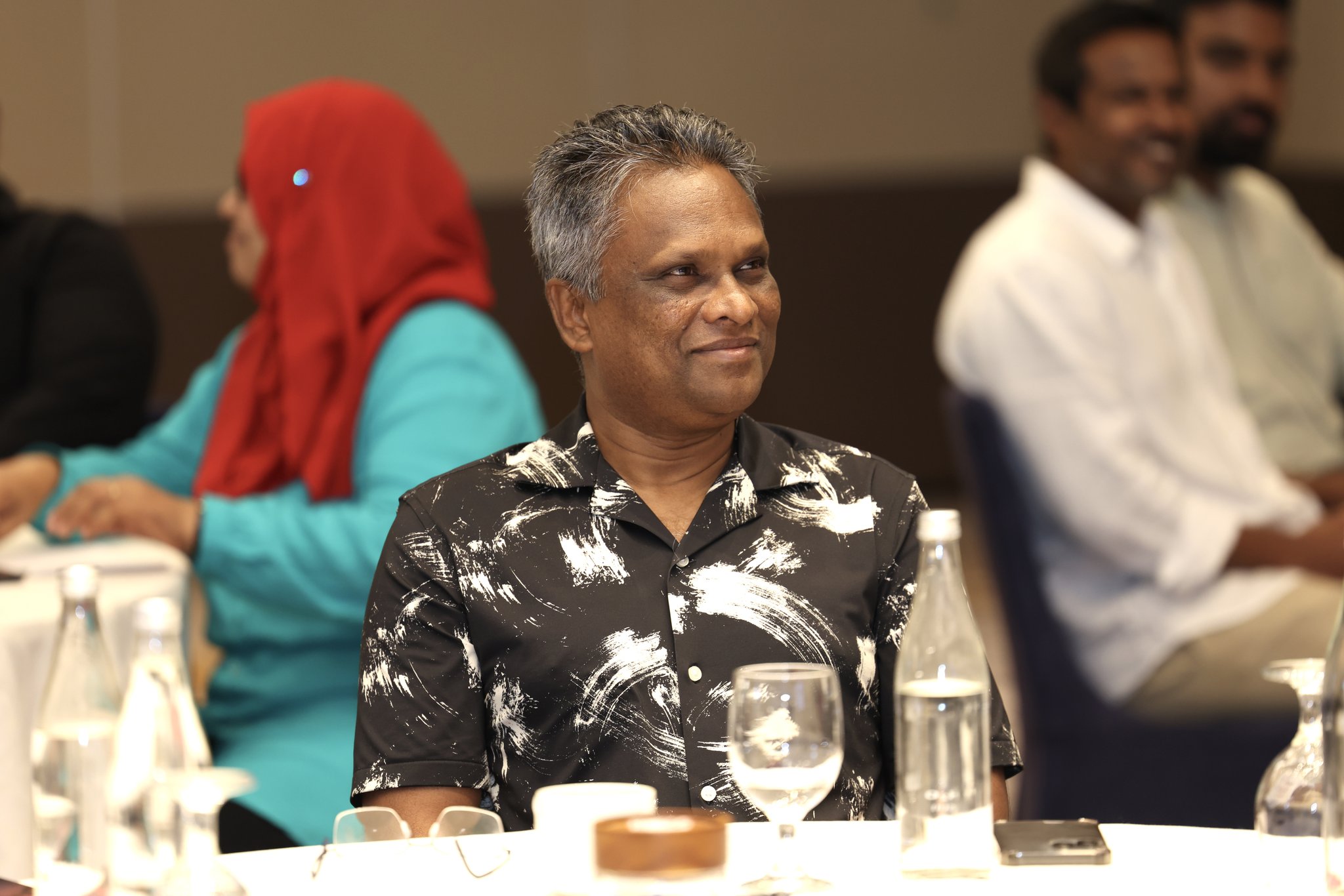 ގިނަ މުވައްޒަފުންނަށް ކުރިން ލިބެމުންދިޔަ ޖުމްލަ އާމްދަނީ ވަރަށް ބޮޑަށް މަދުވެއްޖެ: މޭޔަރު އާޒިމް