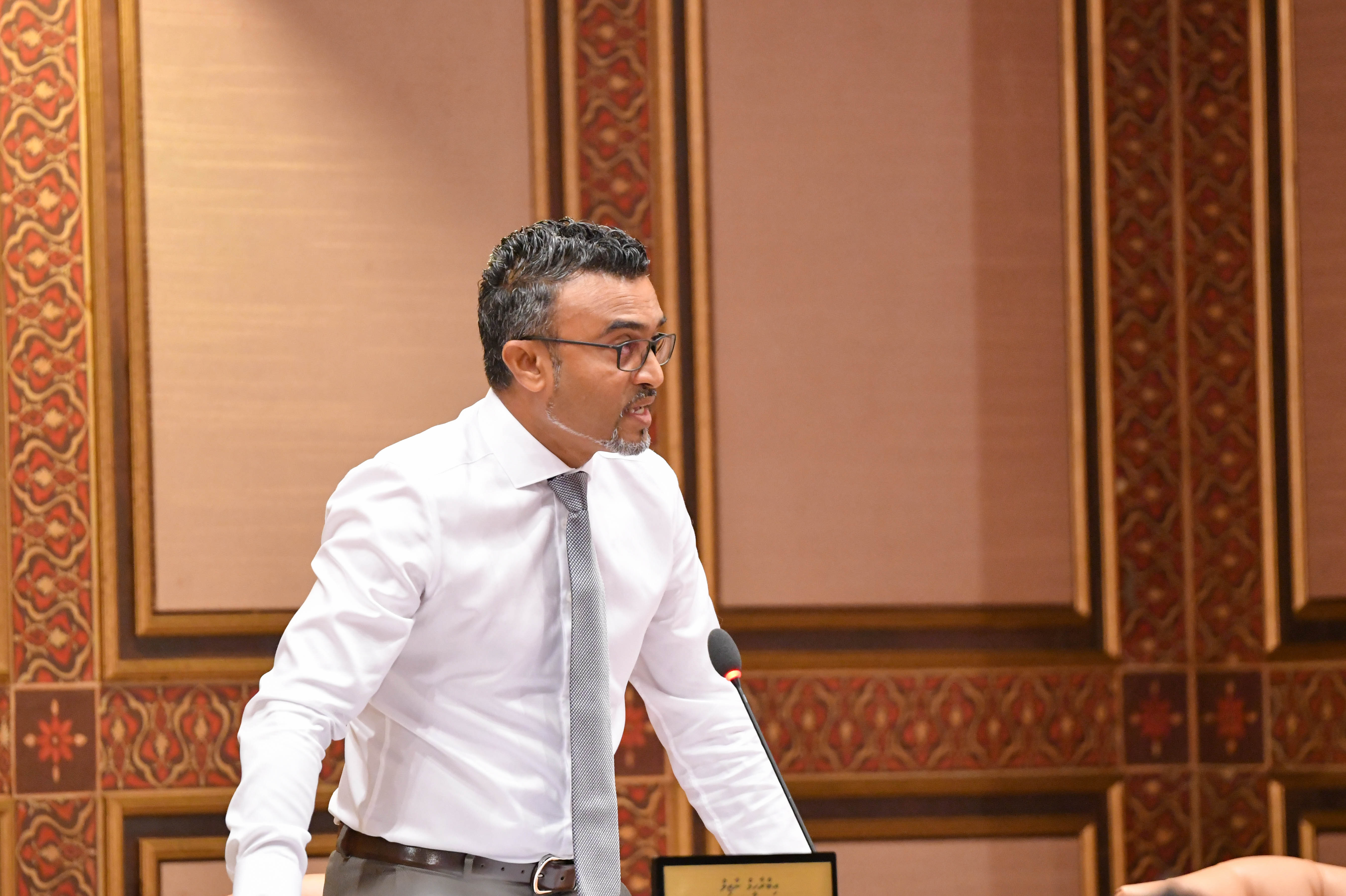 އައްޑޫން ކަރަންޓު ކެނޑޭތީ މަޖިލީހަށް ކުއްލި މައްސަލައެއް