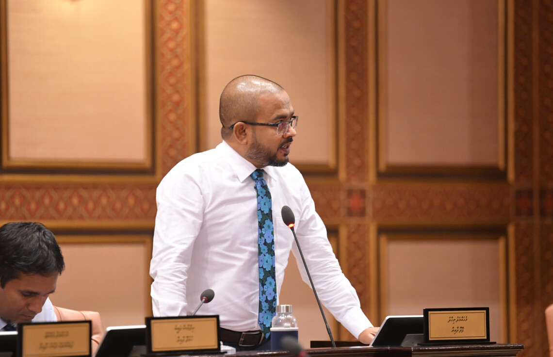 އިދިކޮޅުން އުޅެނީ އަމިއްލަ ޖީބާއި، ވެރިކަމުގެ ލައްޒަތާއި ޖާހަށްޓަކައި: ނިހާދު