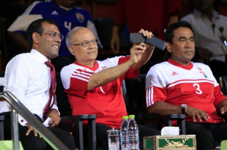 މި ފަހަރު ރައީސް ނަޝީދުގެ ދިފާޢުގައި ރައީސް މައުމޫން