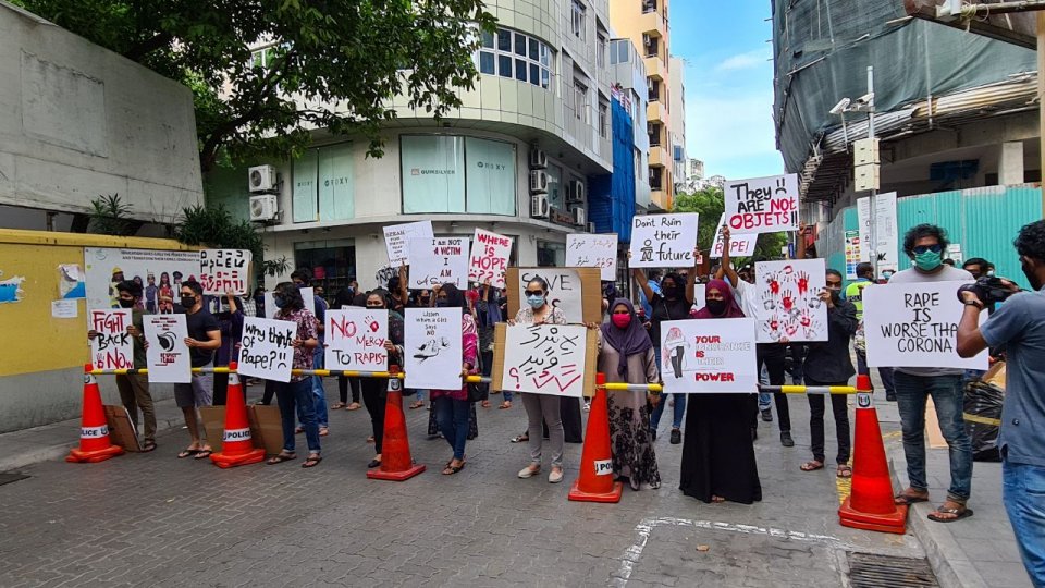 ޓިއުޝަން ޓީޗަރަކު ދަރިވަރަކަށް ޖިންސީ ގޯނާ ކުރި މައްސަލައެއް ފެންމަތިވެއްޖެ