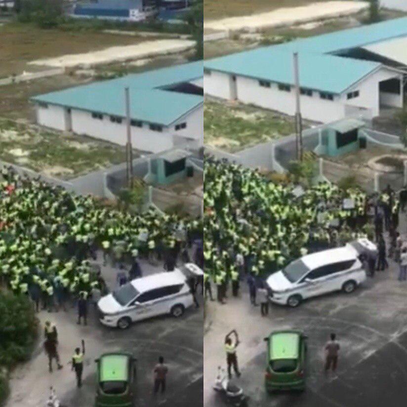 ބިދޭޭސީން ސަލާމަތީ ބާރުތަކާ ކުރިމަތިލައި އަތުޖެހުނު އެއްޗެއް ފުލުހުންނާ ދިމާއަށް އުކަނީ (ފޮޓޯ- ވިޑިއޯއަކުން)