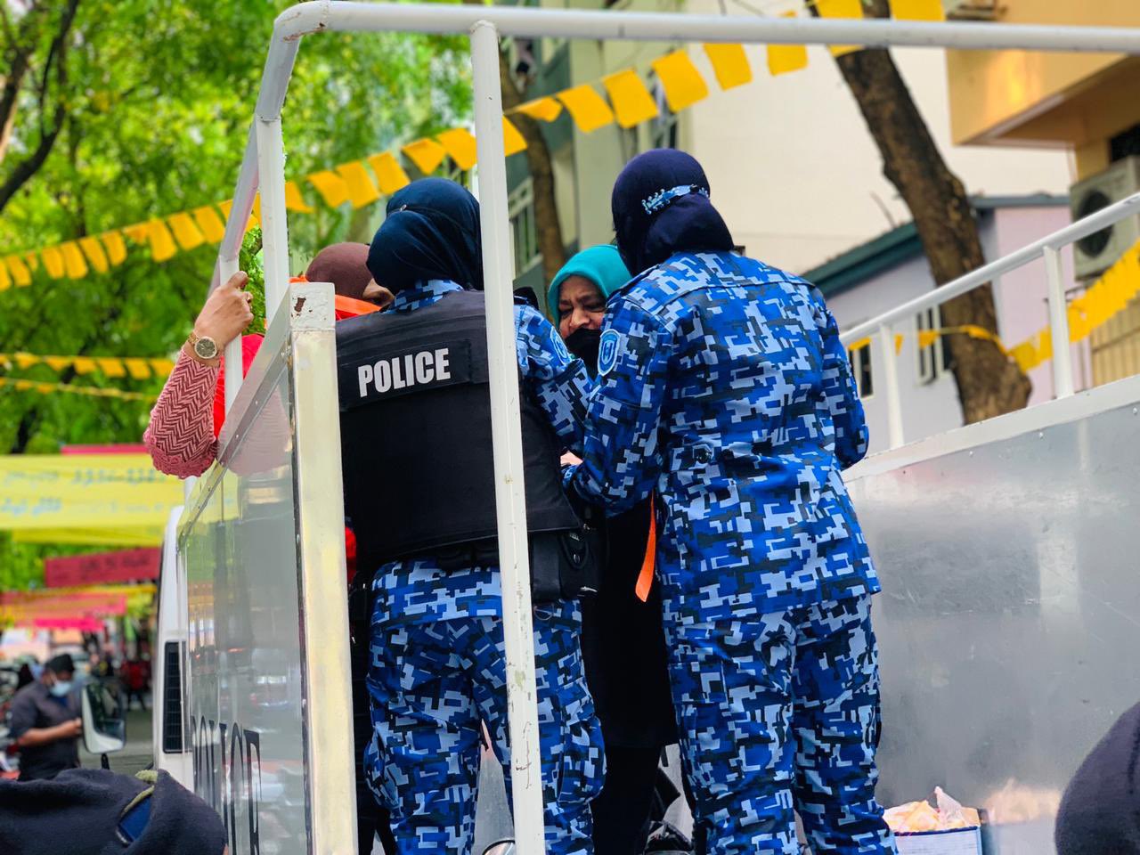 އިދިކޮޅު މުޒާހަރާއިން ހައްޔަރުކުރި މީހުން ޖޫރިމަނާކޮށް ދޫކޮށްލައިފި