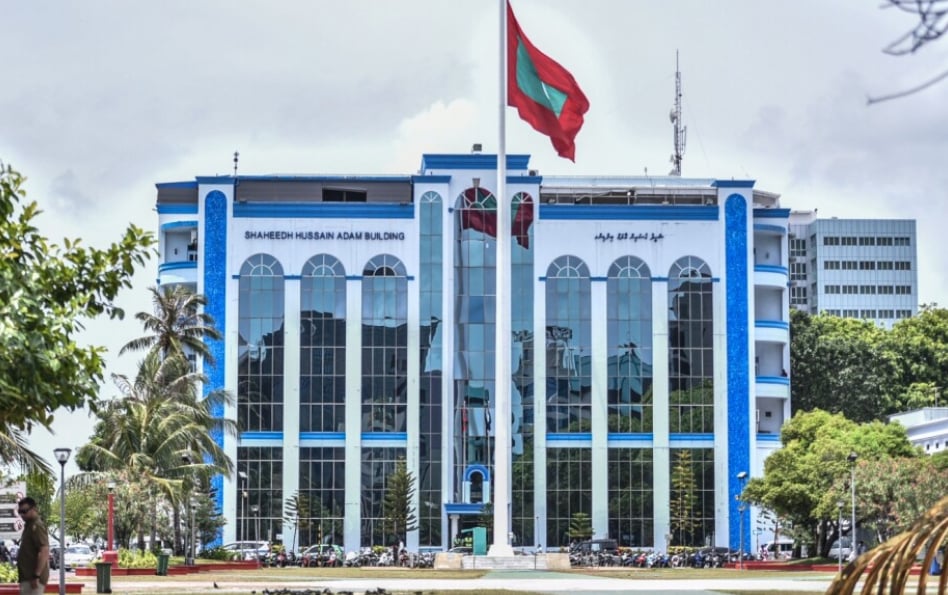 ފުލުހުން ހިފެހެއްޓި ފޯނެއް ނުދީގެން ކޯޓަށް ދިއުމުން ފޯނު އަނބުރާ ދީފި