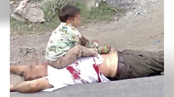 ކާފަ މަރާލާފައި މޭމަތީގައި ތިންއަހަރުގެ ކާފަ ދަރިފުޅު ބައިންދައިގެން ނެގިފޮޓޯ؛ ހިތްފަޅައިގެންދާފަދަ މަންޒަރެއް