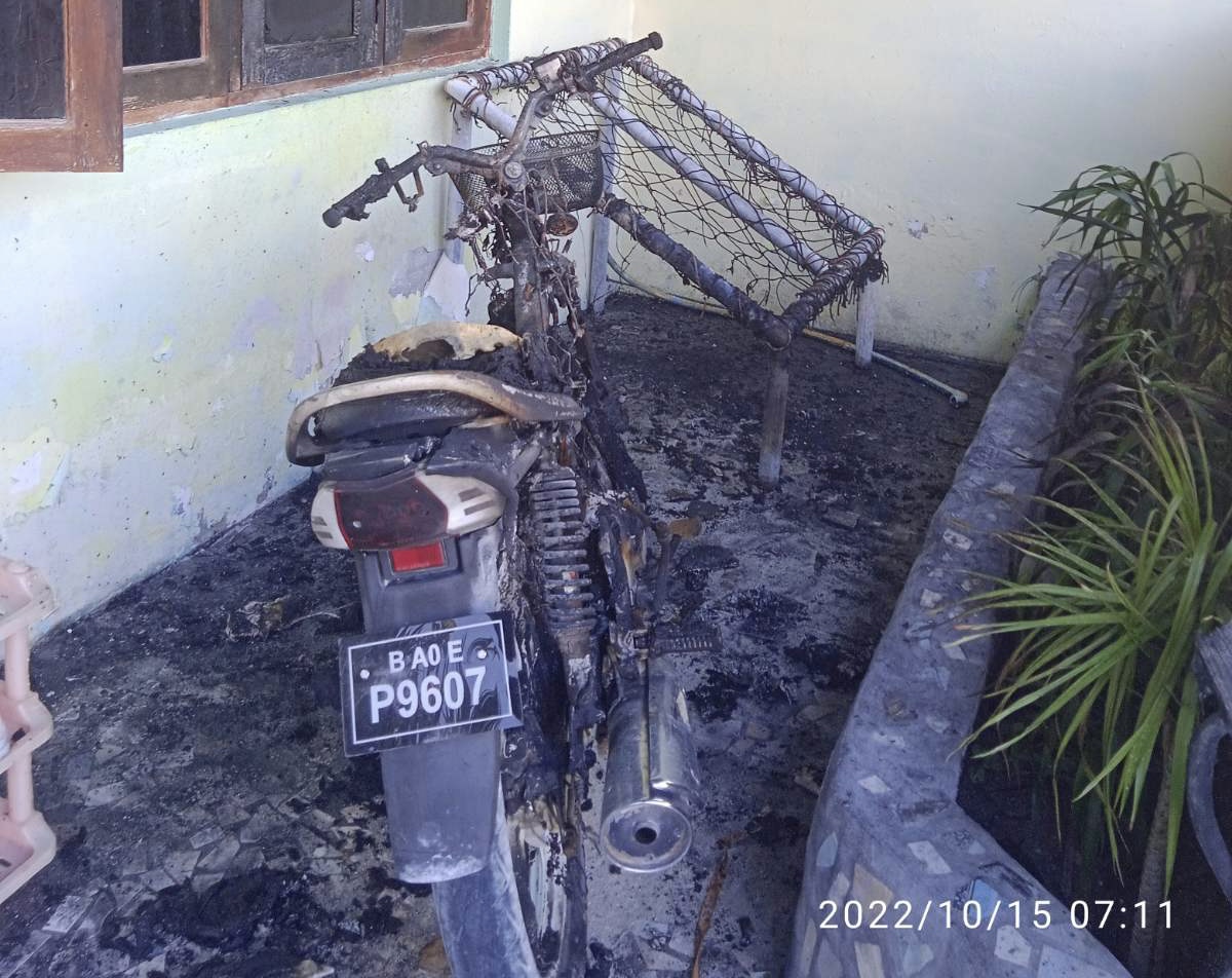 އައްޑޫ ހުޅުދޫ ގެއެއްގެ ތެރޭގައިހުރި ސައިކަލެއްގައި ރޯކޮށް އަންދާލައިފި