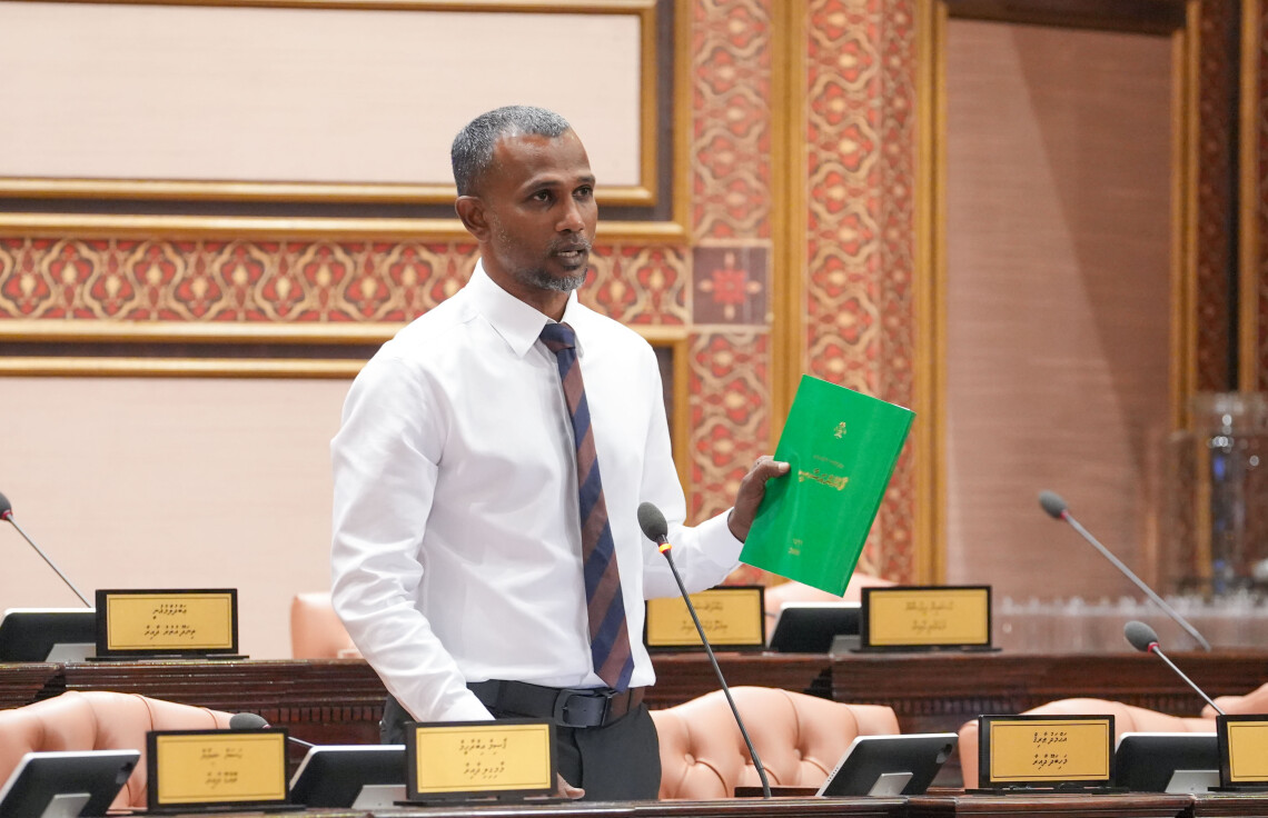 ރައްޔިތުން އަމަލުކުރަންޖެހެނީ ވުޖޫދުގައި އެވަގުތަކު އޮތް ޤާނޫނަކަށް: ޠާރިޤު