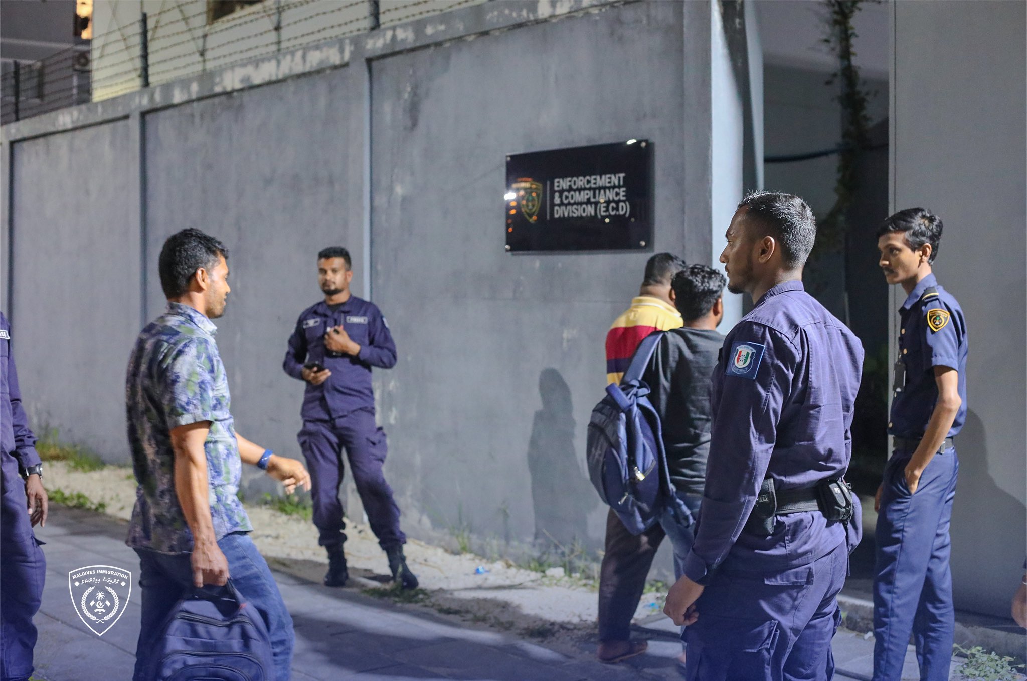 އިމިގްރޭޝަންގެ މުވައްޒަފުންތަކެއް ބިދޭސީންނާ ގުޅުންހުރި ކަންކަމުގައި ފައިސާ ހޯދާ މައްސަލައެއް ތަހުގީގުކުރަނީ