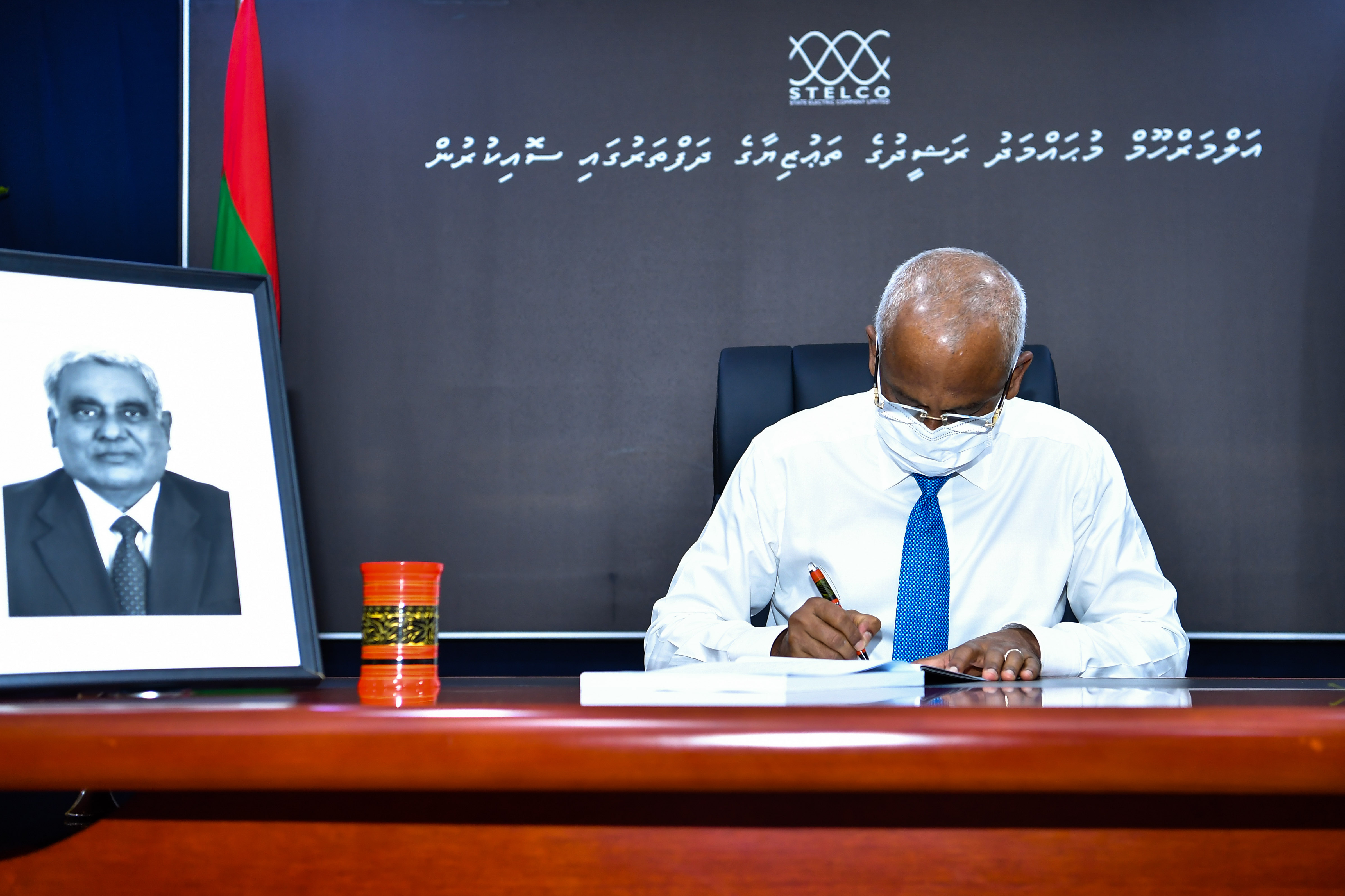 ސްޓެލްކޯގެ ކުރީގެ ޗެއާމަންގެ ތަޢުޒިޔާގެ ދަފްތަރުގައި ރައީސް ސޮއިކުރައްވައިފި