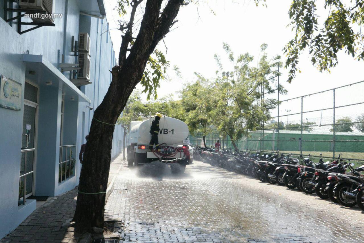 ކޯވިޑް-19: ވިލިމާލޭގެ މަގުތައް ކްލޮރިން ފެނުން ދޮވެ ސާފުކުރުމުގެ މަސައްކަތް ފަށައިފި