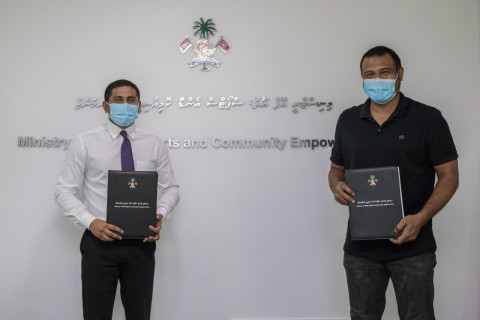 ހިރިލަންދޫ އާއި އޮމަދޫގައި ފުޓްސަލް ދަނޑު އެޅުމަށް ބަޔަކާއި ހަވާލުކޮށްފި