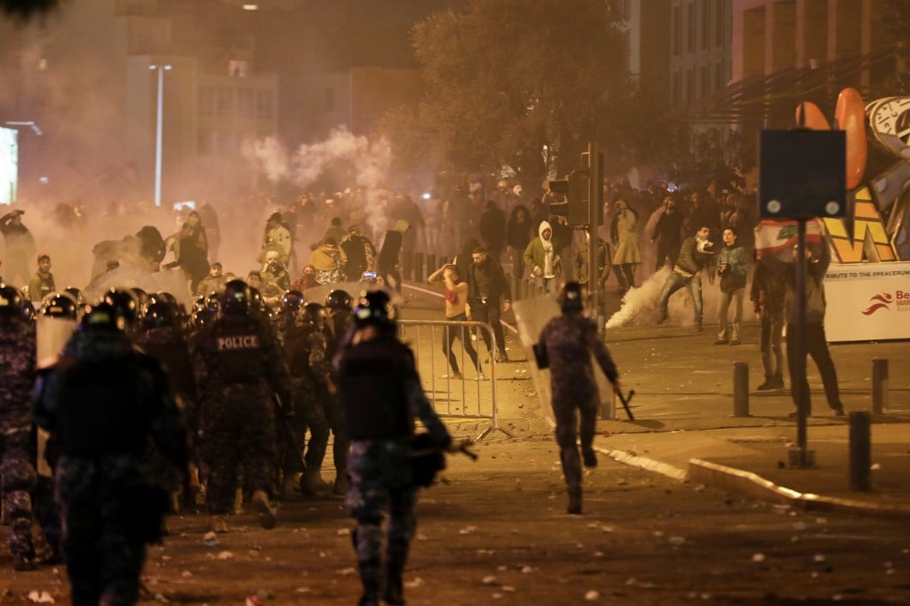 އީރާނުގެ މުޒާހަރާތަކުގައި މަރުވި މީހުންގެ އަދަދު 2400 އަށް އަރައިފި