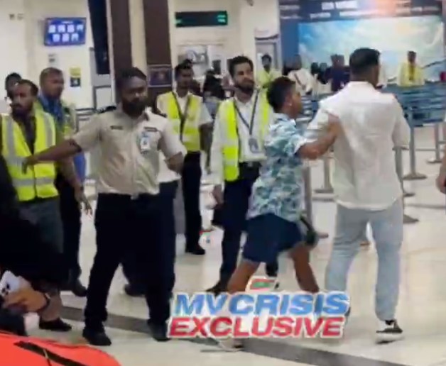 އެއާޕޯޓުގައި މާރާމާރީ ހިންގި ބިދޭސީއަކު ހައްޔަރުކޮށްފި