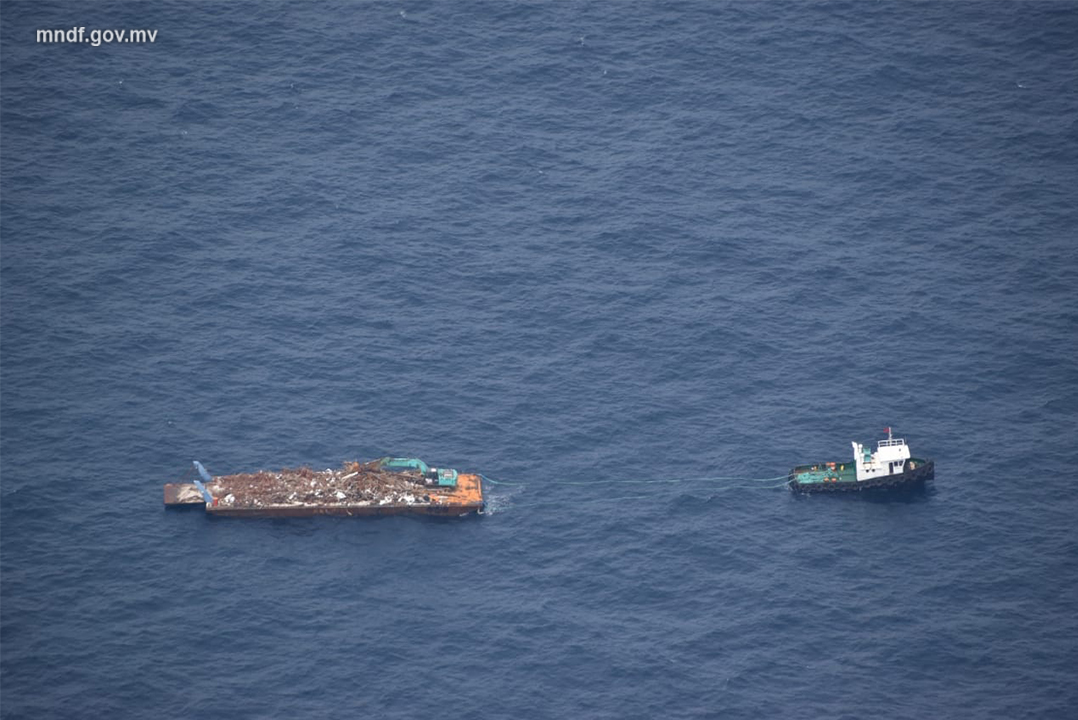 ޓަގު ބޯޓެއްގެ ބުރަފަތީގައި ވަލެއް އޮޅިގެން އޮޔާދަނިކޮށް ސަލާމަތްކޮށްފި