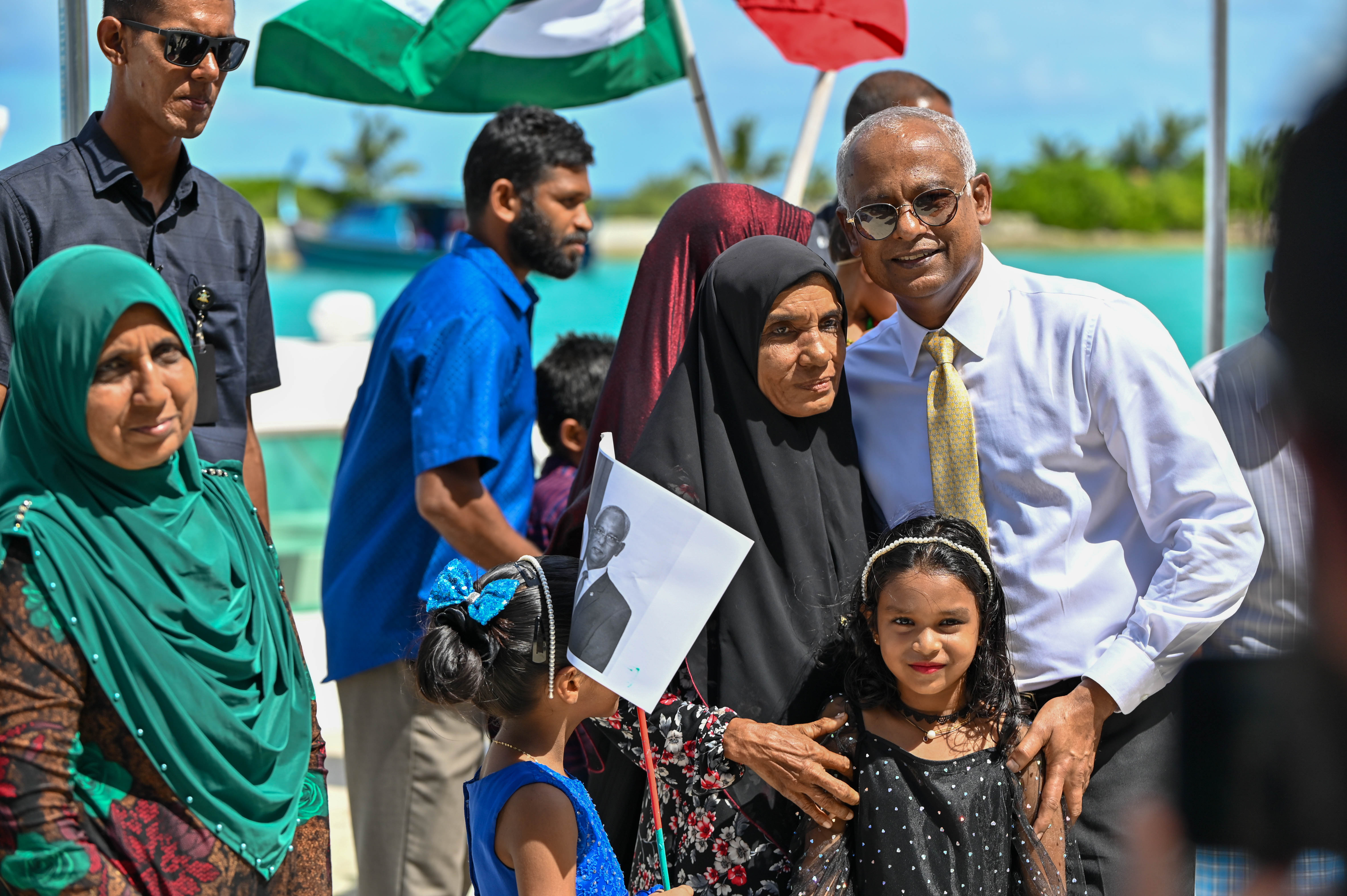 ރައީސްގެ ދެކަނބަލުން މާލެ ވަޑައިގެންފި