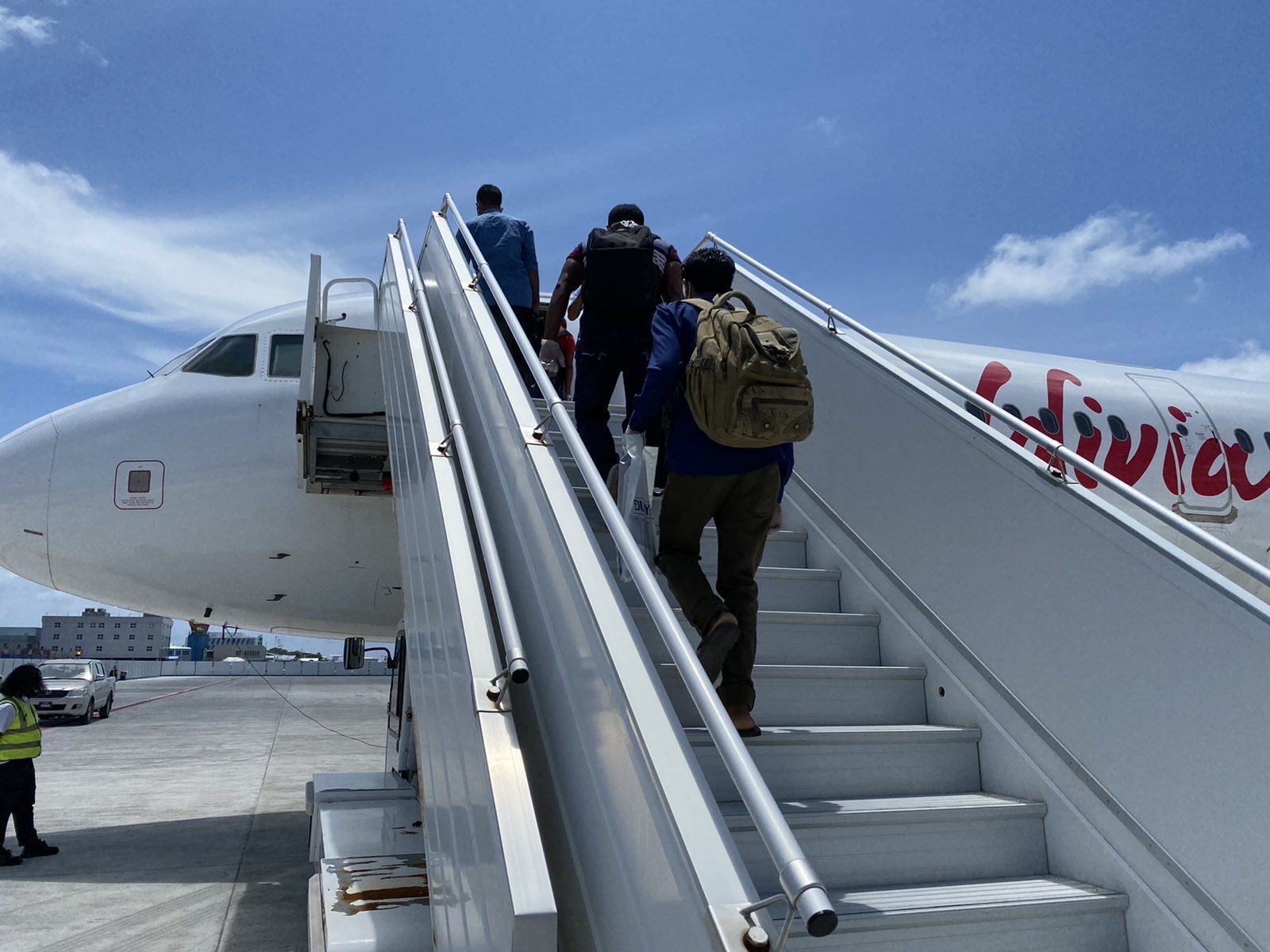 ކޯވިޑް-19: ކުޑަކުއްޖަކު ޕޮޒިޓިވްކަން އެނގުނީ ބޭސްފަރުވާއަށް ފުރުމަށް ފްލައިޓްގައި އިންދާ