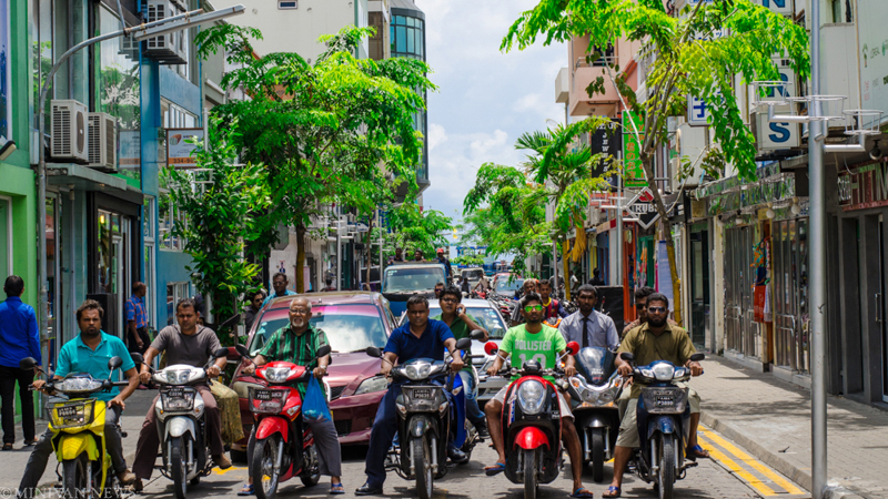 މަގުމަތީގައި އުޅަނދު މިދުއްވަނީ އެމީހަކު ބޭނުން ގޮތަކަށް!