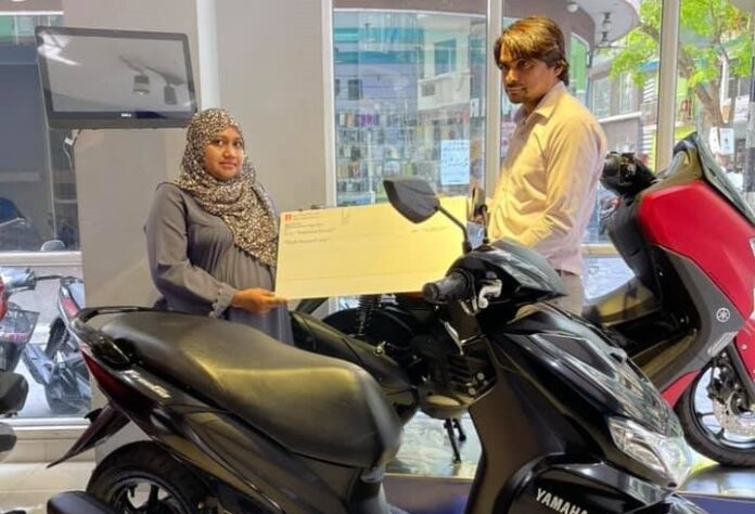 ބުރަކަށިމަތީގައި ދަރިފުޅު އުފުލި މަންމައަށް ލިޓަސްއިން ސައިކަލެއް