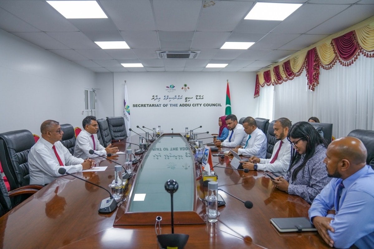 Former Vice President Faisal Naseem meeting with members of the Addu City Council.