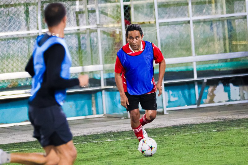 ޖަގަހަ ޖަލްސާތައް ހުއްޓާލުމަށްފަހު ރައީސް ޔާމީން ފުޓްސަލް ދަނޑަށް!