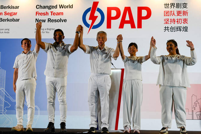 Singapore Senior Minister Lee Hsien Loong (C) of People's Action Party (PAP) with his team members greeting to his supporters on May 3, 2025. (AFP)