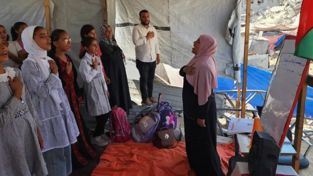 ސުންނާފަތިވެފައިވާ ޣައްޒާގައި ވެސް ހިތްވަރާއެކު ޓެންޓު ޖަަހައިގެން މި ޓީޗަރު ކިޔަވާ ދިނުމުގައި