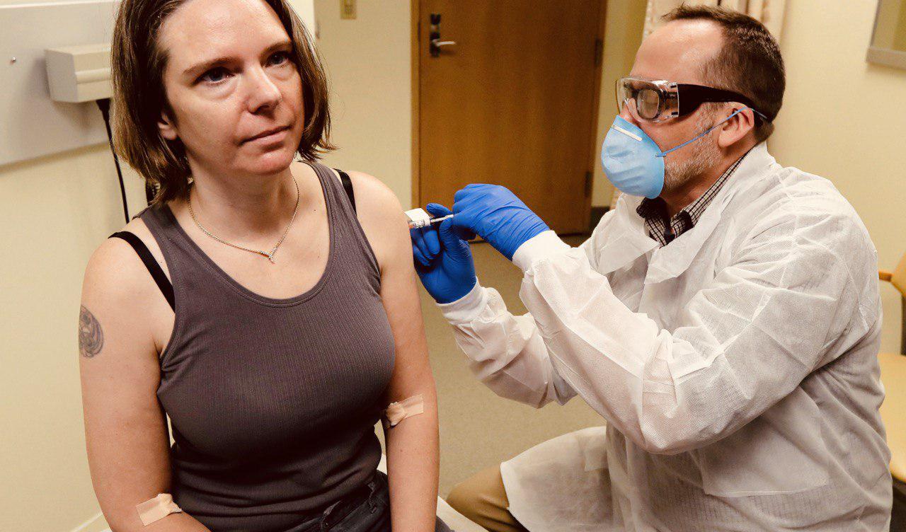 ކޯވިޑް-19: ފުރަތަމަ ފަހަރަށް ވެކްސިން އިންސާނުންގެ ގަޔަށް ޖަހައި ތަހުލީލު ކުރަން ފަށައިފި