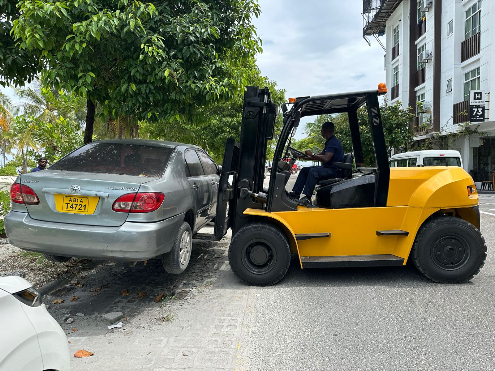 ހުޅުމާލޭގައި ޤަވާއިދާއި ހިލާފަށް ޕާކްކޮށްފައިހުރި އުޅަނދުތައް މިމަހުގެ 6ގެ ކުރިން ނަގަން އަންގައިފި