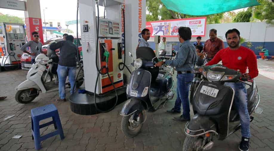 އިންޑިއާގައި ދެހަފްތާގެ ތެރޭގައި 12 ފަހަރަށް ތެލުގެ އަގުމައްޗަށް