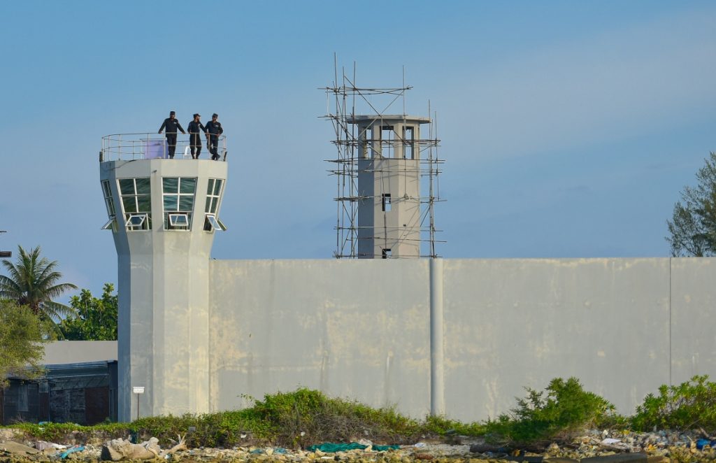 ޖަލު އޮފިސަރުން ސްކޭންކުރަން ފުލް ބޮޑީ ސްކޭން މެޝިން ގެންނަނީ