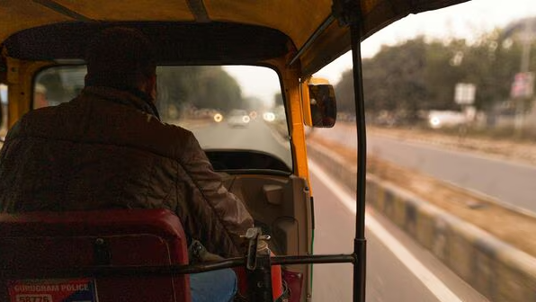 ބެންގަލޫރުގައި ދުއްވަމުންދިޔަ އޮޓޯއަކުން އަންހެނަކު ފުންމާލައިފި