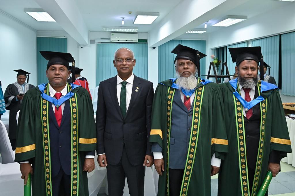 ރައީސްގެ އަތްޕުޅުން އެއްބަނޑުއެއްބަފާ ލޯފަން 3 ބެއިންނަށް އިމާމް ޑިގްރީ ސެޓްފިކެޓް