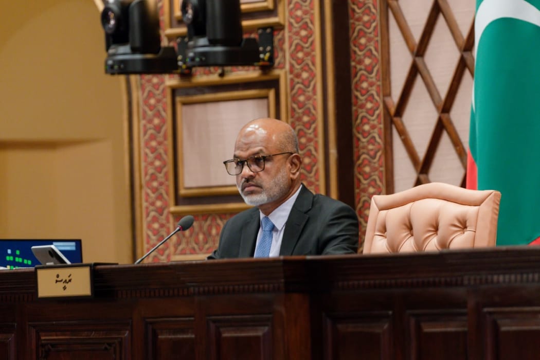 މިނިސްޓަރާ ބައެއް ސުވާލުތައް ކުރަން ހުރަަސްއަޅާތީ މެމްބަރުންގެ ނުރުހުން