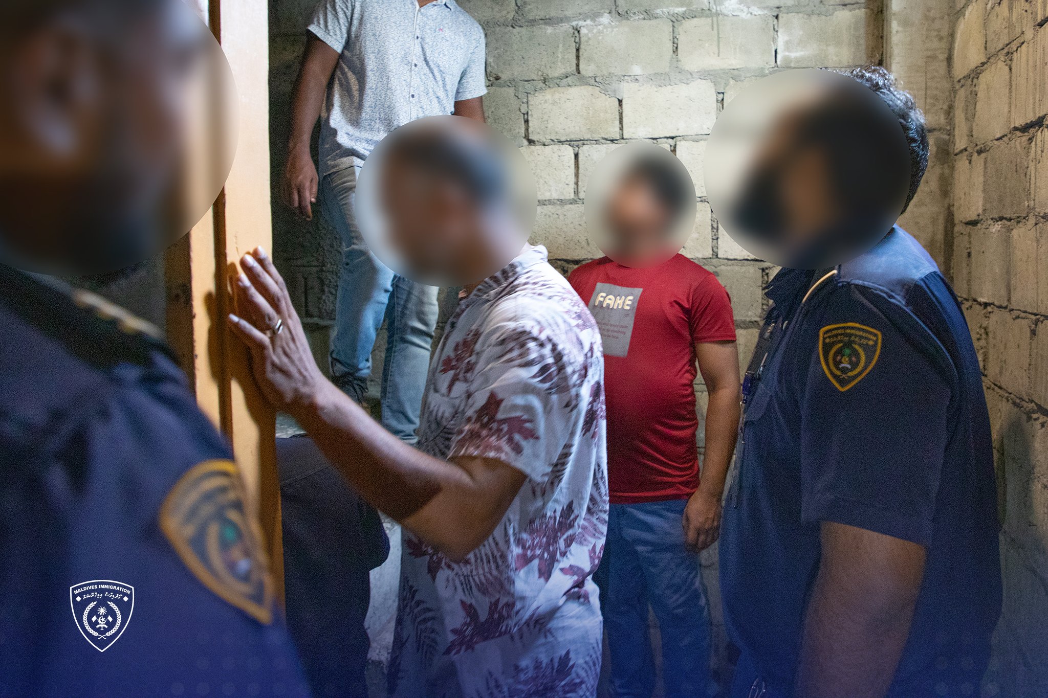 ގަވައިދާ ހިލާފަށް ގަރާޖެއްގައި ވިޔަފާރިކުރާ ތަނެއް ބަލާ ދެ ބިދޭސީން އަތުލައިގެންފި