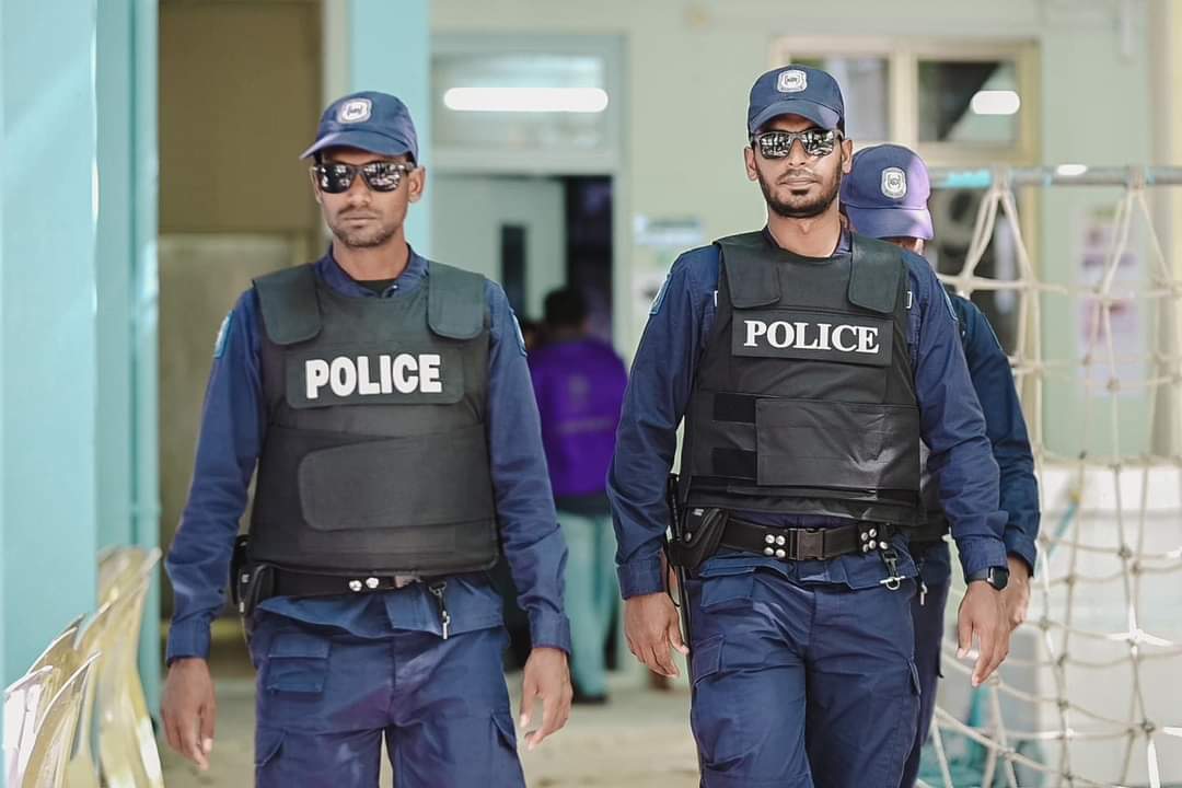 ކުށްވެރިންނަށް މަސްތުވާތަކެއްޗާއި ފޯނު ފޯރުކޮށްދޭ ކަމުގެ ތުހުމަތުގައި ކަރެކްޝަންސް ތިން އޮފިސަރަކު ހައްޔަރުކޮށްފި