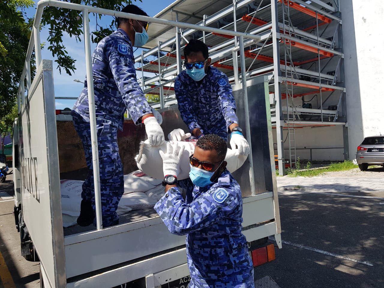 މާލެ ލޮޮޮޮޮޮޮކްޑައުންގައި، ފުލުހުންގެންދަނީ ރަށުތެރެ ބަލަހައްޓަމުން އާންމުންނާއި ހަމައަށް ތަކެތި ފޯރުކޮށްދިނުމުގައިވެސް ހަރަކާތްތެރި ވަމުން