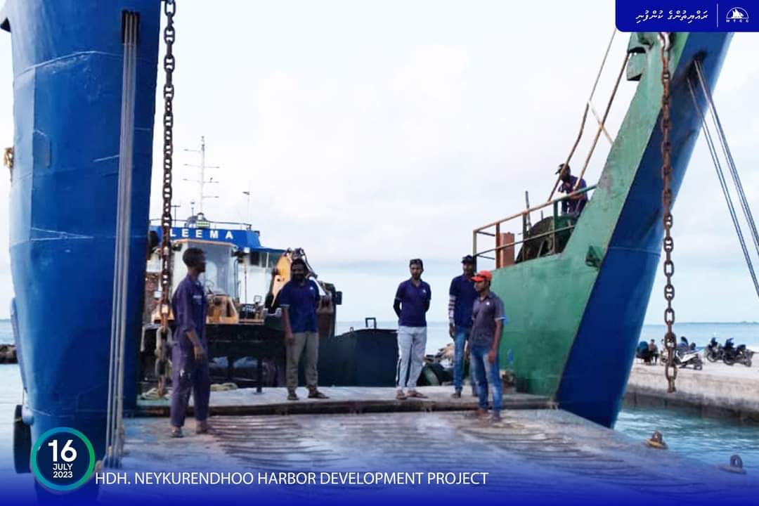 ނޭކުރެންދޫ ބަނދަރު: މަސައްކަތް ފެށުމަށް ބޭނުންވާ ސާމާނު ރަށަށް ގެންގޮސްފި