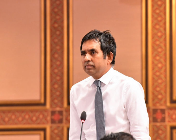 ކުރީގެ ސަރުކާރުތަކުން ތަރައްގީކުރިނަމަ މަސްވެރިން ޝުޢޫރުފާޅުކުރަން ނުޖެހޭނެކަމަށް ބުނުމުން ސައީދުގެ ވަރުގަދަ ރައްދެއް