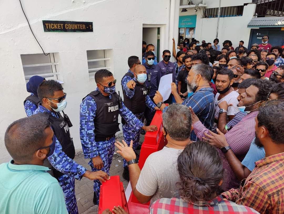 ޓިިކެޓްތައް ވަޔަށްއަރައި، ޢާއްމުން ހޫނުވުމުން މަޙްލޫފް ވިދާޅުވީ އެއީ ފުޓުބޯޅަ ފޯރި ކަމަށް