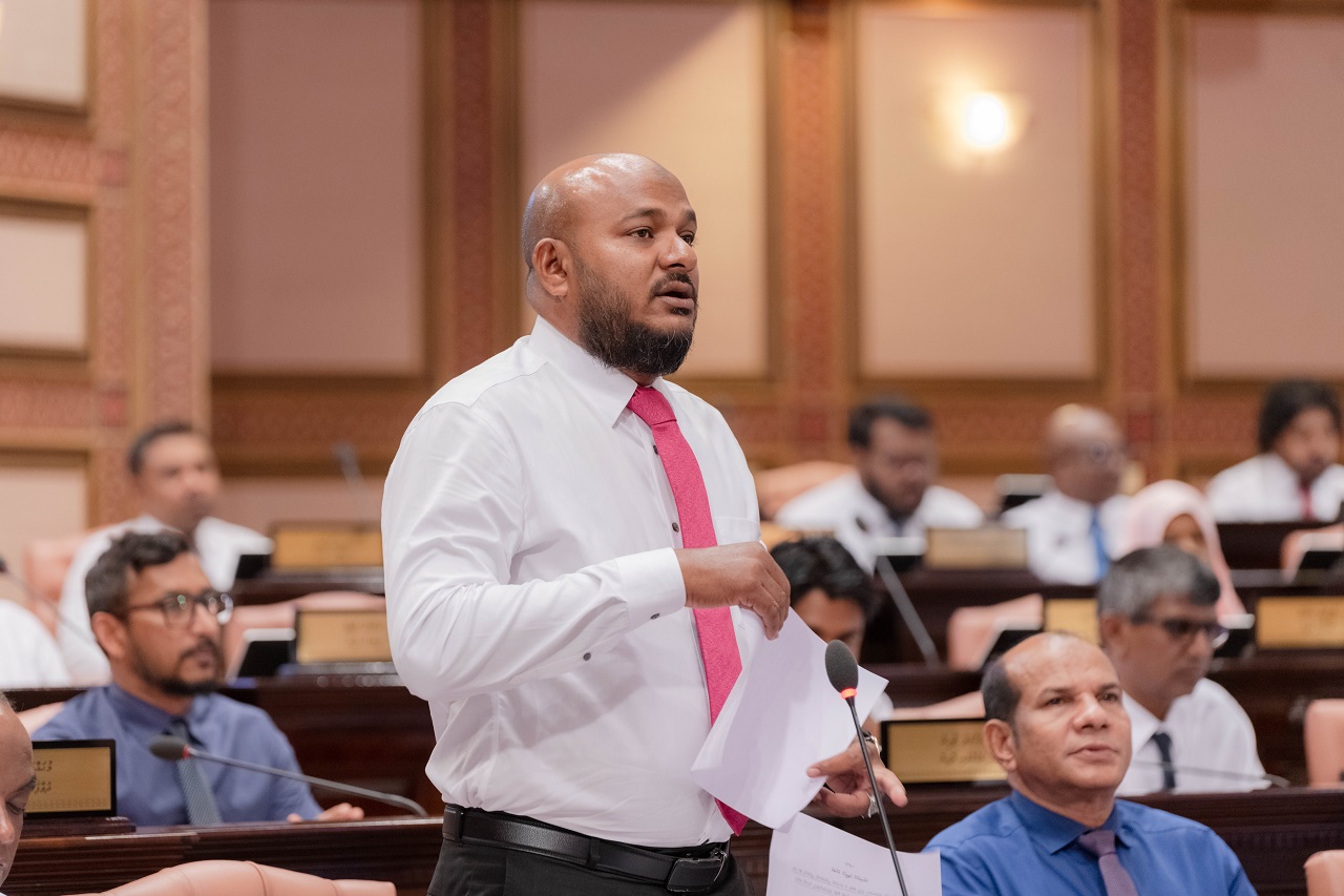 މަޖިލިސް މެންބަރުންގެ އަދަދު ދަށްކުރުމަށް ހުށަހެޅި ގަރާރު ބަލައިގަނެ ކޮމިޓީއަށް