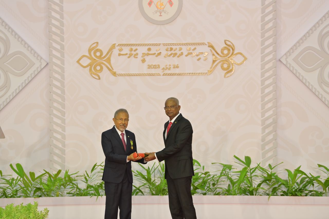 ޑރ. މުޞްޠަފާ ލުޠުފީއަށް ނިޝާން ދިޔަމިގިލީގެ ޝަރަފުގެ ޢިއްޒަތް އަރުވައިފި