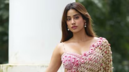 ޗާލްބާޒްގެ ރީމޭކްގެ ލީޑުން ޖާންވީ ކަޕޫރު