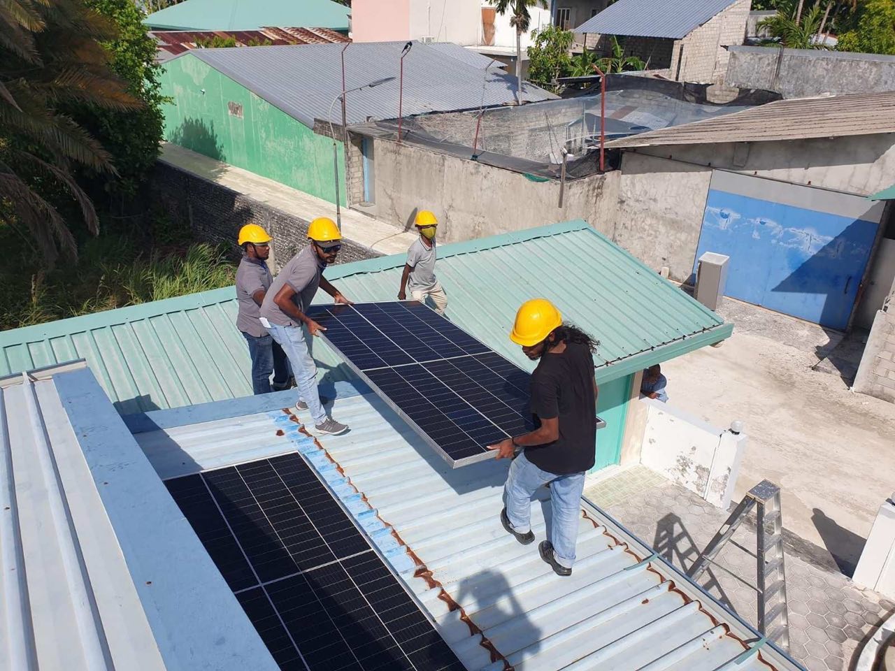 ފެނަކައިން ލ. ގަމުގައި ސޯލާ ހަރުކުރުމުގެ މަސައްކަތް ފަށައިފި