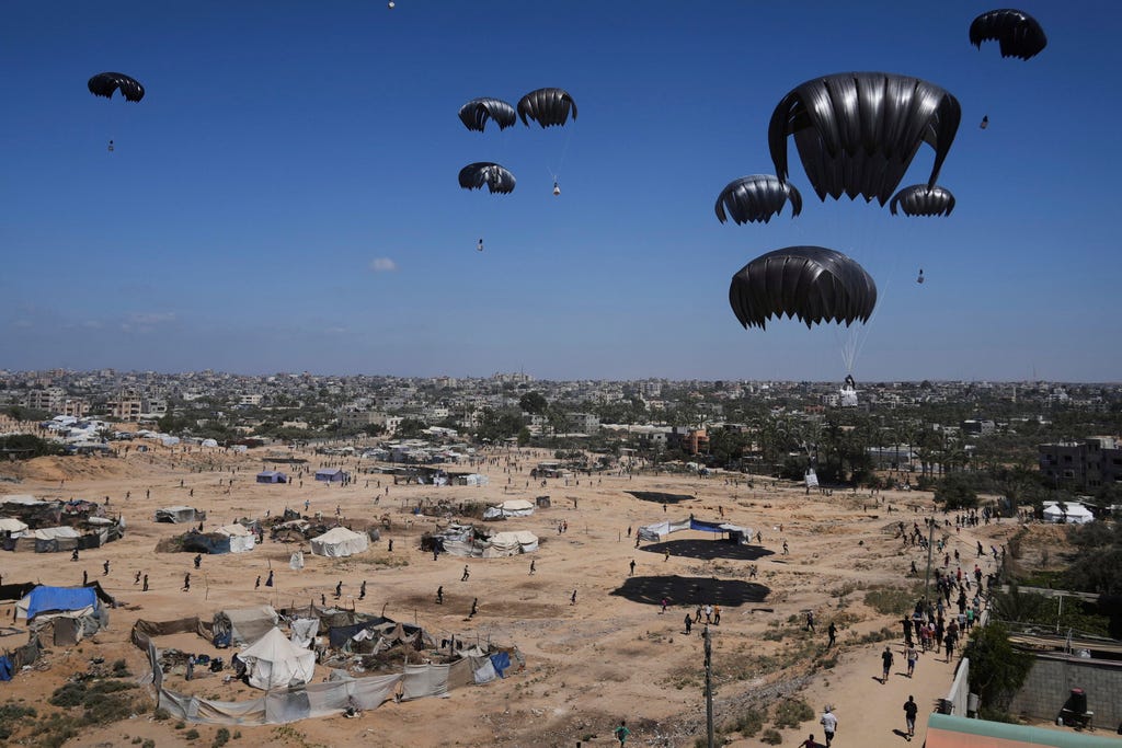 Palestinians rush to collect humanitarian aid airdropped into Zawaida in central Gaza Strip, Thursday, July 31, 2025. Photo: Abdel Kareem Hana/AP
