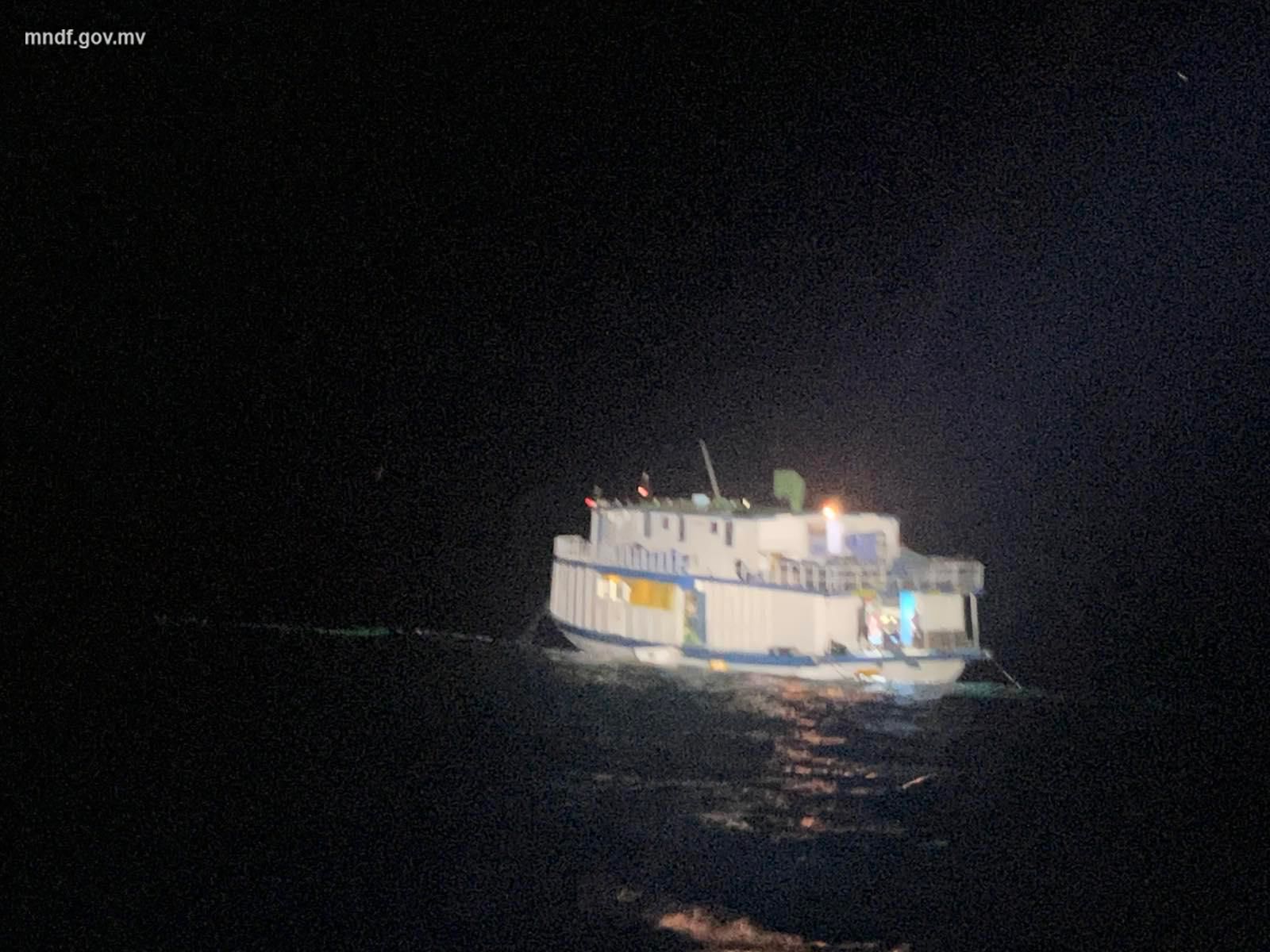 މާލެއިން ފަރެސް މާތޮޑާއަށް ދަތުރުކުރި ބޯޓެއް ފަރަށް އަރައިފި؛ ބޯޓުގައި 16 މީހުން