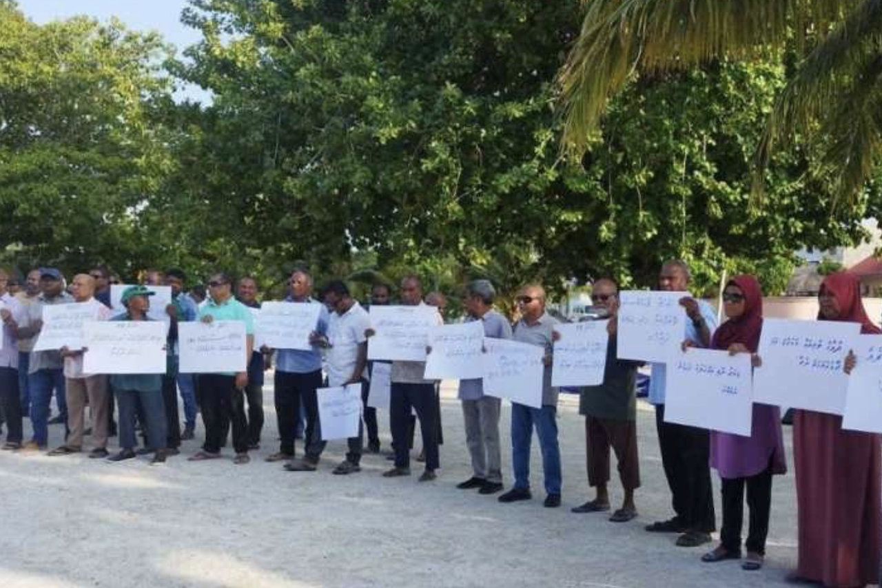 އަތޮޅު ކައުންސިލްތައް އުވައިލުމާ ދެކޮޅަށް ކުޑަހުވަދޫ ރައްޔިތުން މުޒާހަރާކޮށްފި