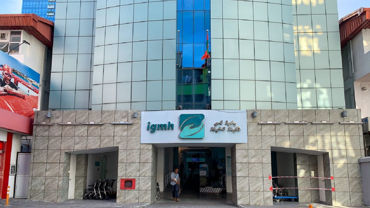 މަގުމައްޗަށް ވެއްޓިފައި އޮތް މީހަކަށް ފަރުވާދެމުން ދަނިކޮށް ނިޔާވެއްޖެ