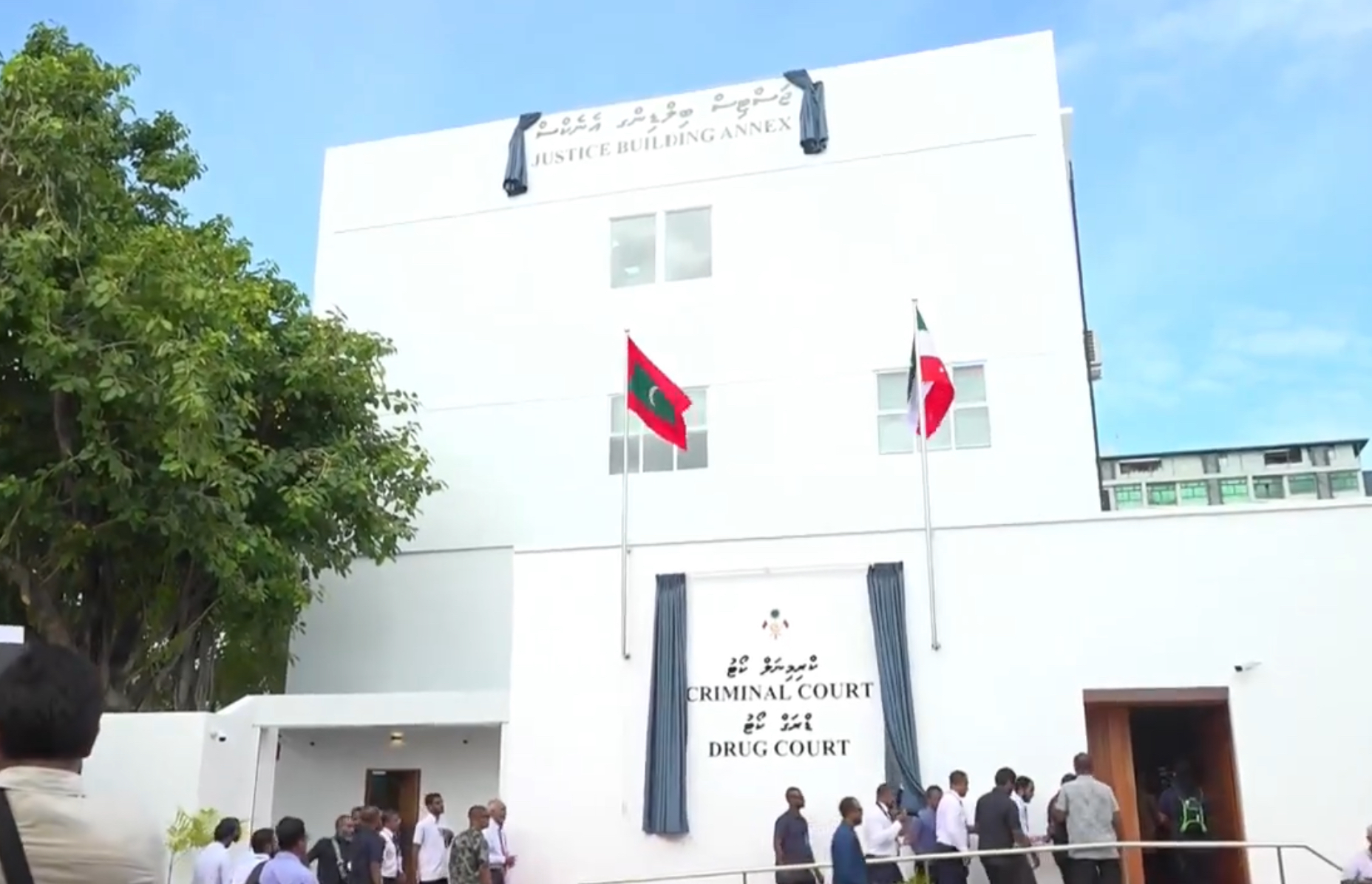 ގޭގައި ކެނަބިސް ގަސް ހައްދައިގެން އުޅުނު ދިވެއްސަކު 100 އަހަރަށް ޖަލަށް